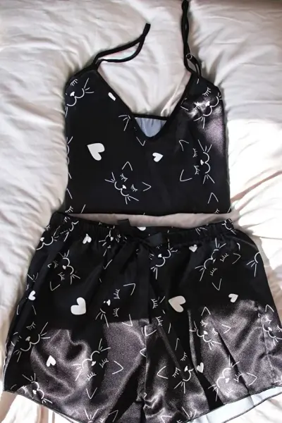 Love Secret Siyah İp Askılı Kedili Desenli Saten Şortlu Gecelik Takımı